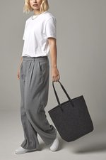 BagBase Premium Filz Tasche mit PU-Gurten, Charcoal Melange/Black 29 x 38 x 12 cm, BG738 – Bild 1