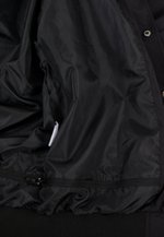 BuildYourBrand Gestreifte Collegejacke mit Druckknopfleiste, Black XS, BY259 – Bild 8