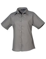 Premier Workwear Popeline Bluse kurzarm tailliert WRAP-zertifiziert, Aubergine 44 (XL/16), PW302 – Dark Grey