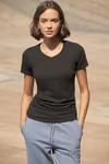 T-shirt stretch col V coupe longue pour femme – image 2