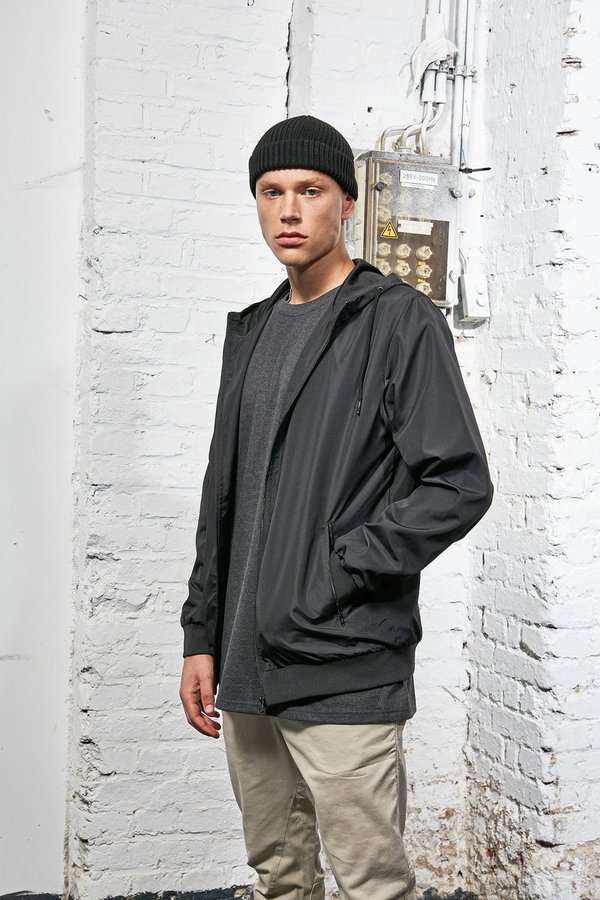 BuildYourBrand Recycled Windrunner Jacke Schwarz mit Kapuze