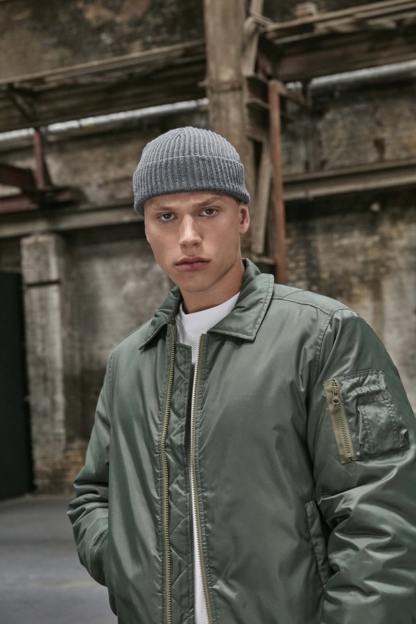 BuildYourBrand Recycelte Polyester Strickmütze mit Umschlag
