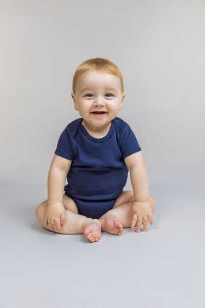 Larkwood Kurzärmeliger Baby-Body mit Envelope-Halsausschnitt