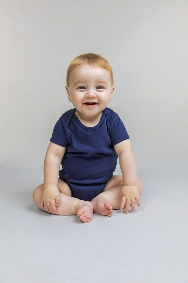 Larkwood Kurzärmeliger Baby-Body mit Envelope-Halsausschnitt
