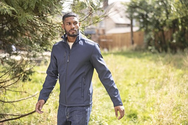 Recycelte Softshelljacke mit winddichten Eigenschaften