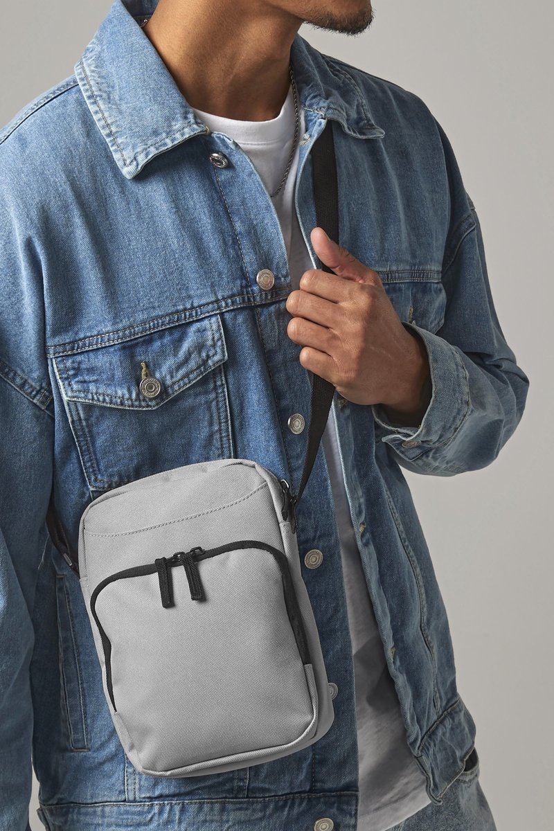 BagBase Crossbody-Tasche aus 600D-Polyester, Black 16 x 23 x 7 cm, BG30