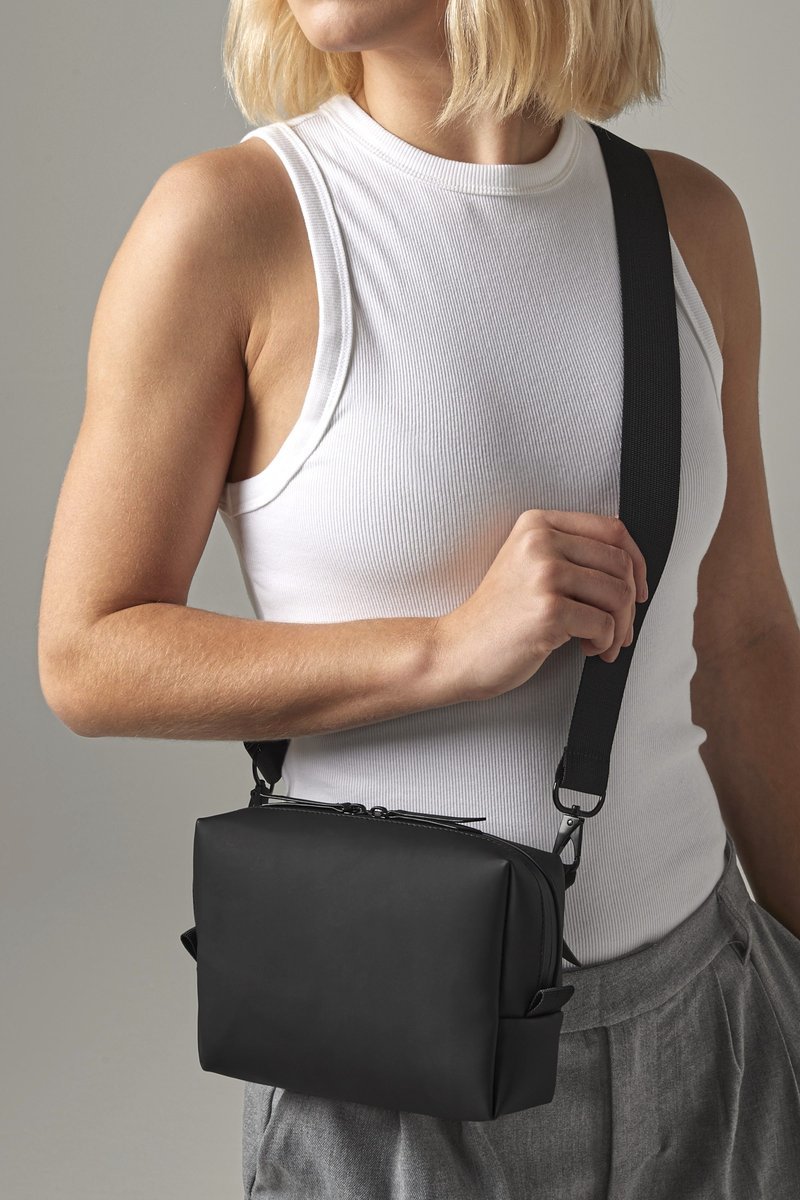 BagBase Matte PU Crossbody-Tasche aus Recyclingmaterial, Black 20 x 15 x 6 cm, BG334