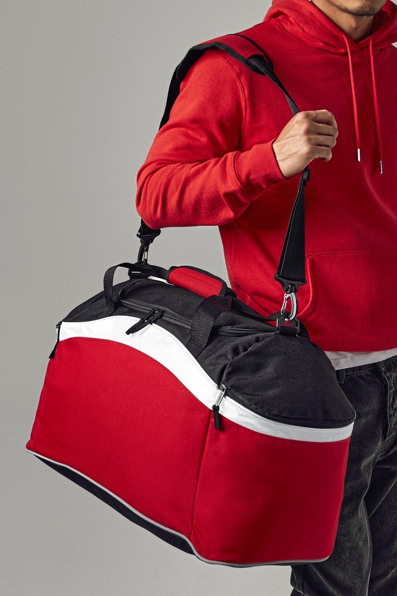 BagBase Teamwear Holdall mit reflektierender Paspelierung, Black/Classic Red 64 x 35 x 31 cm, BG572