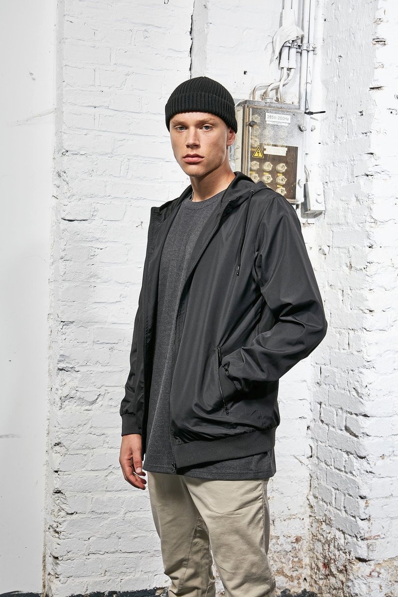 BuildYourBrand Recycled Windrunner Jacke Schwarz mit Kapuze, Black/Black S, BY151