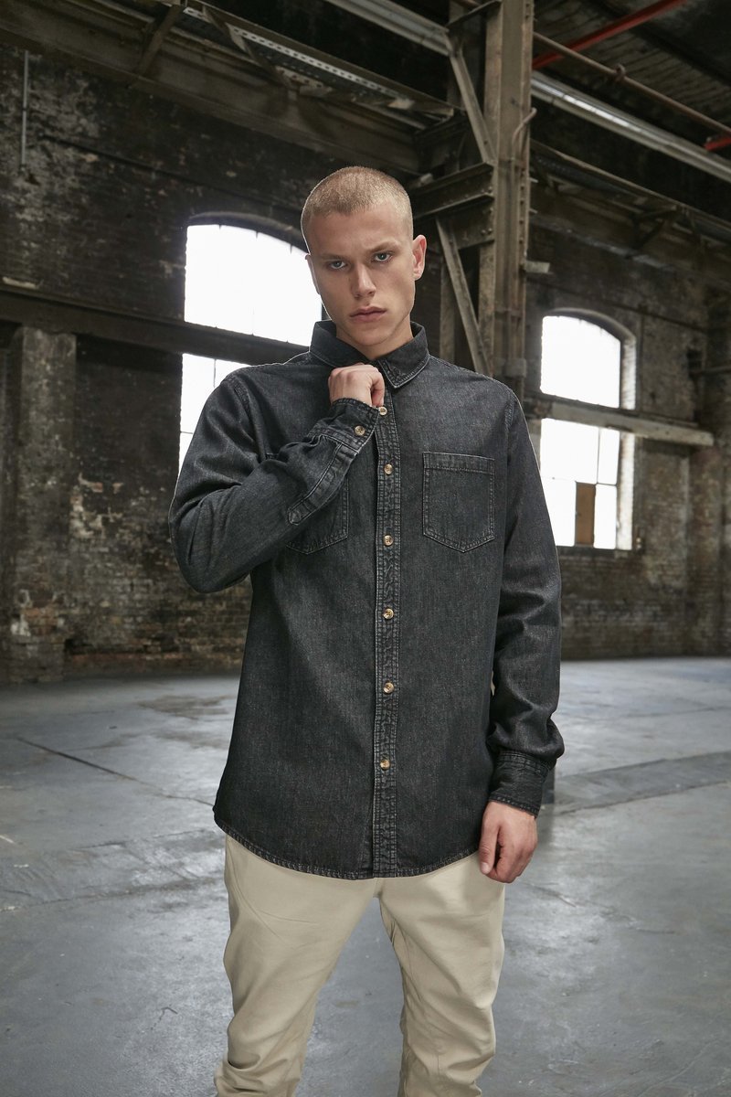 BuildYourBrand Schwarzes gewaschenes Denim-Hemd mit Brusttaschen, Black Washed S, BY152