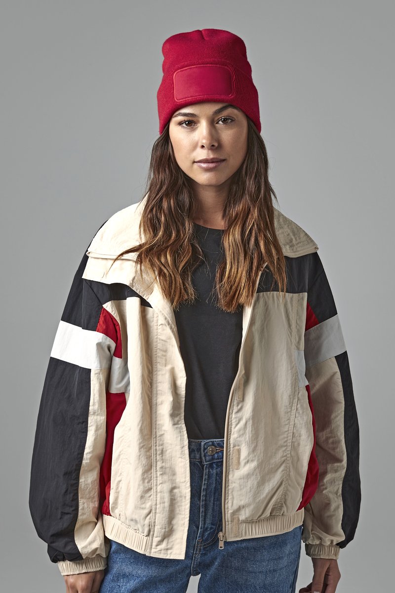 Doppellagiges Strick Beanie mit Patch