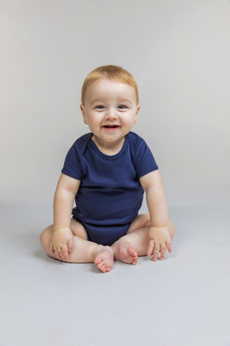 Larkwood Kurzärmeliger Baby-Body mit Envelope-Halsausschnitt